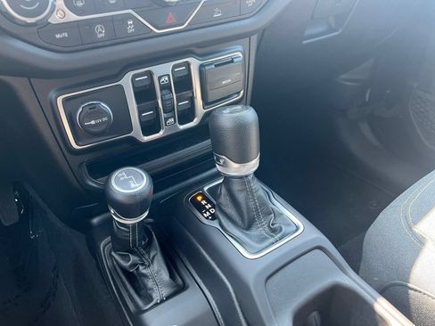 Used 2025 Jeep Wrangler Unlimited Sahara AWD/4WD image 43