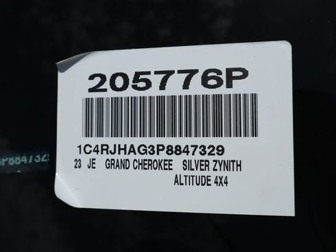Used 2023 Jeep Grand Cherokee Altitude AWD/4WD image 38