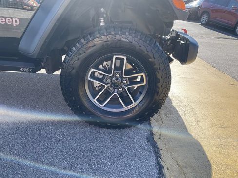 Certified 2025 Jeep Gladiator Mojave w/ Convenience Group AWD/4WD image 11