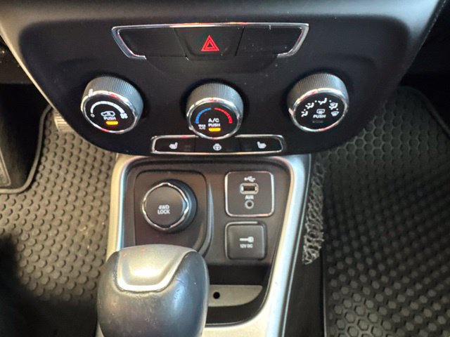Used 2018 Jeep Compass Latitude w/ Cold Weather Group AWD/4WD image 19