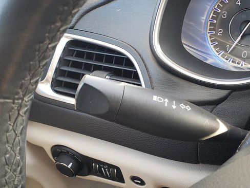 Used 2015 Chrysler 200 Limited w/ Convenience Group image 38