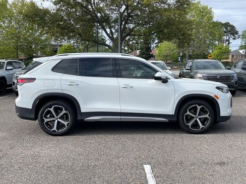 New 2026 Volkswagen Tiguan SE FWD image 2