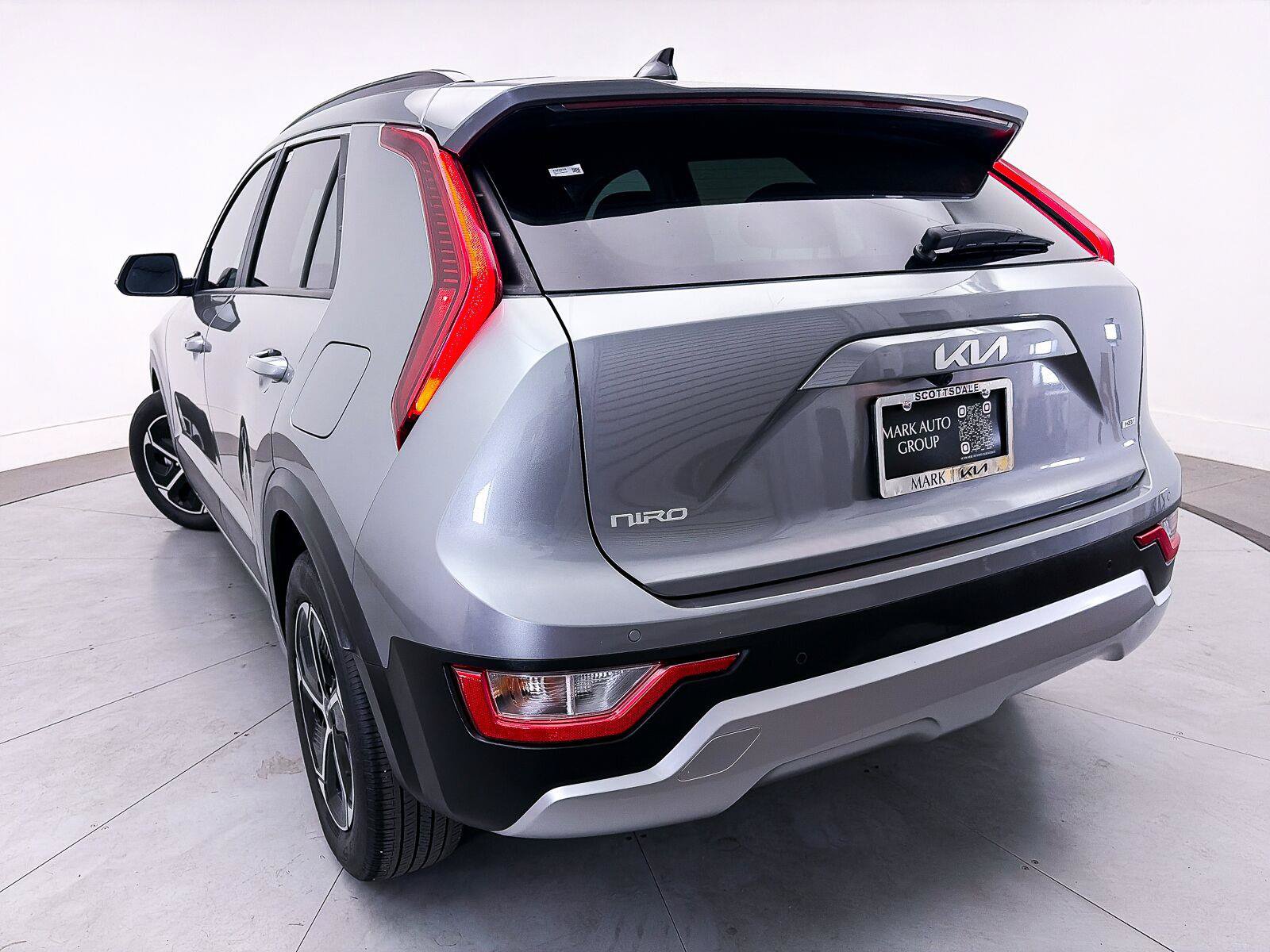 Used 2025 Kia Niro EX FWD image 8