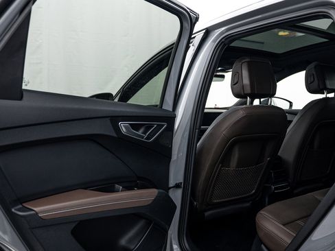 Used 2024 Audi Q4 e-tron Prestige image 16