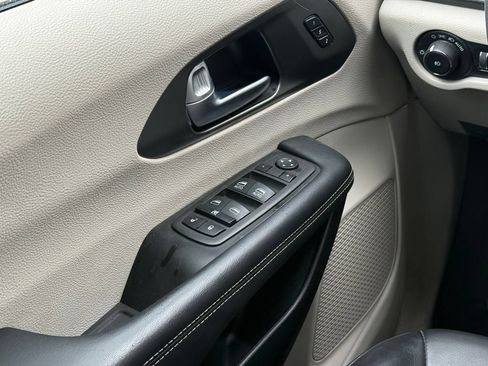 Used 2023 Chrysler Pacifica Touring-L FWD image 7