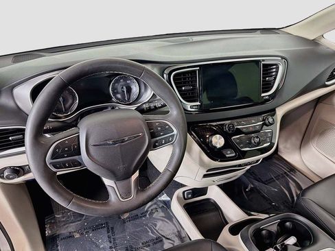Used 2024 Chrysler Pacifica Touring-L FWD image 20