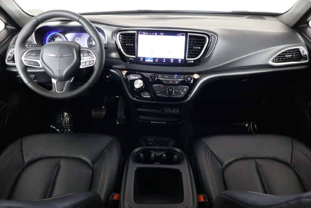 Used 2025 Chrysler Pacifica Select FWD image 13