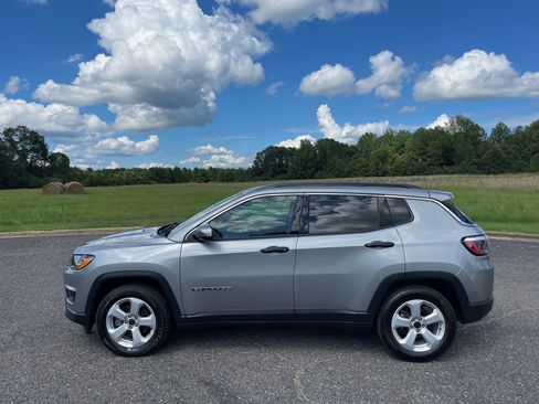 Used 2021 Jeep Compass Latitude FWD image 2