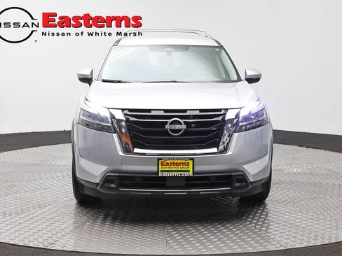 Used 2023 Nissan Pathfinder SL AWD/4WD image 2