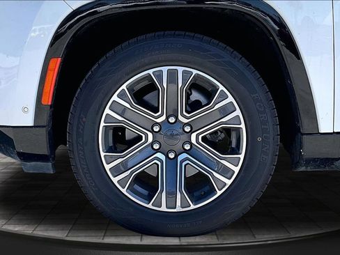 Certified 2024 Jeep Wagoneer L Series II RWD image 29