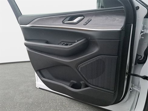 Certified 2024 Jeep Grand Cherokee Limited w/ Black Appearance Package image 27