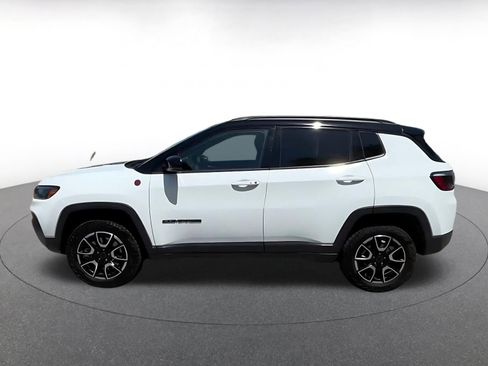 Used 2025 Jeep Compass Trailhawk AWD/4WD image 9