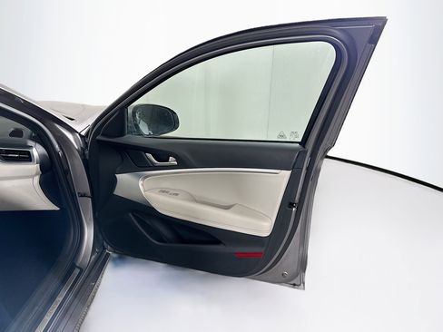 Used 2025 Genesis G70 2.5T image 31