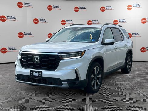 Used 2025 Honda Pilot Touring image 1