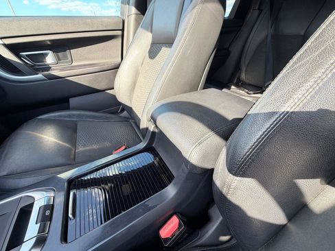 Used 2018 Land Rover Discovery Sport SE image 16