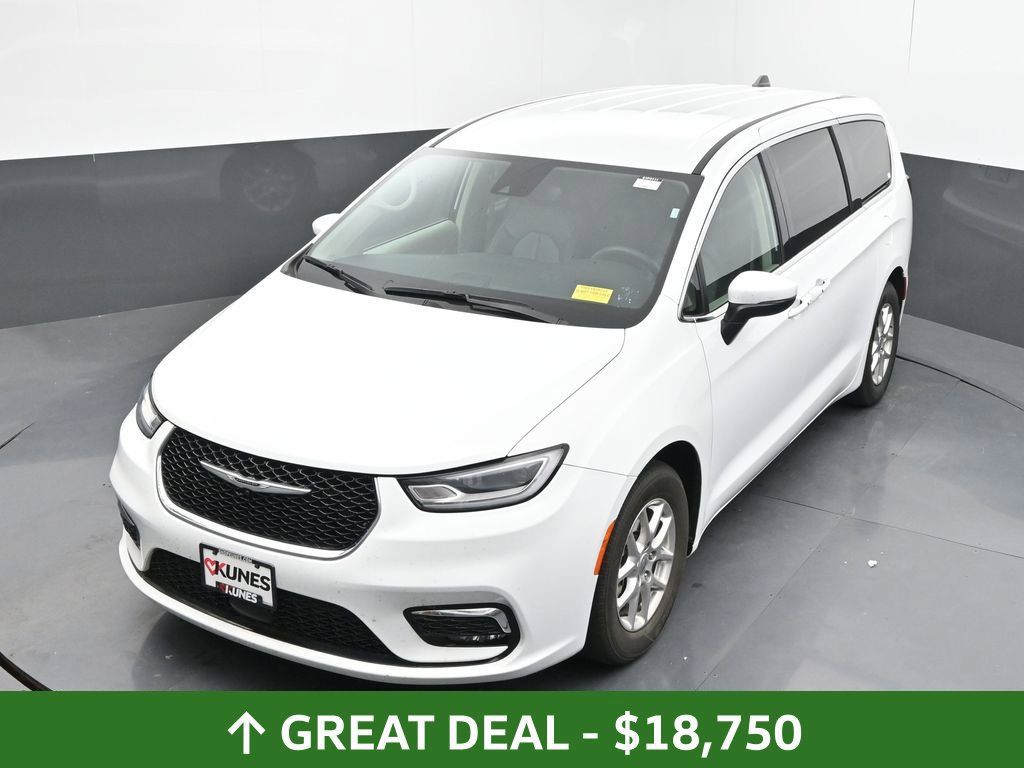 Used 2023 Chrysler Pacifica Touring-L FWD image 37
