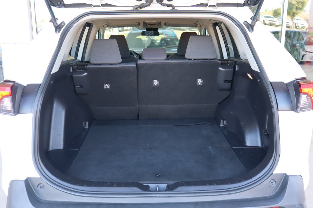 Used 2020 Toyota RAV4 XLE FWD image 9
