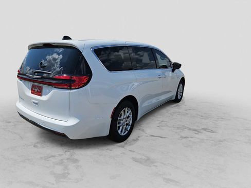 New 2025 Chrysler Pacifica Select image 8