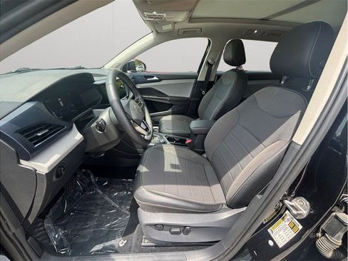 Used 2022 Volkswagen Taos SE image 2