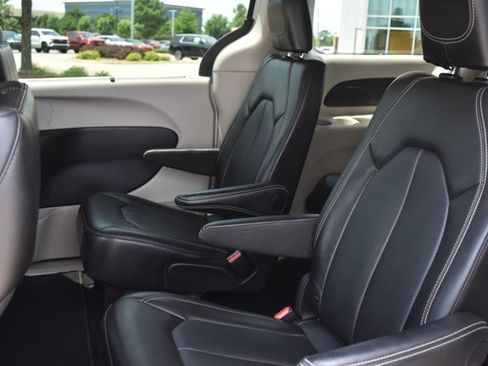 Used 2024 Chrysler Pacifica Touring-L FWD image 15