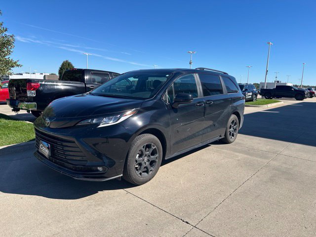 Used 2026 Toyota Sienna XLE Woodland Edition AWD/4WD image 8