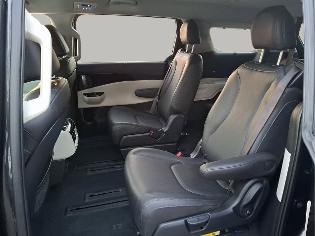 Used 2024 Kia Carnival EX FWD image 7