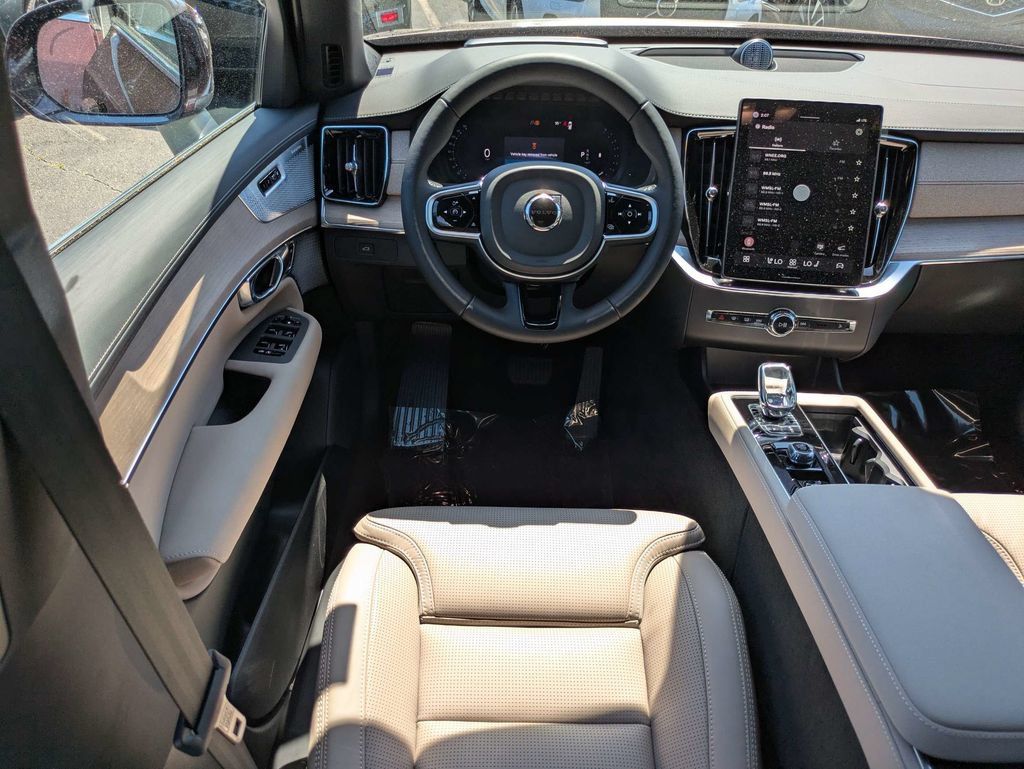 New 2026 Volvo XC90 B5 Ultra w/ Protection Package Premier AWD/4WD image 18