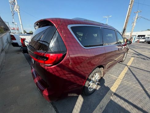 Used 2021 Chrysler Pacifica Touring-L FWD image 12