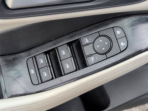 Used 2025 Nissan Rogue SV FWD image 19