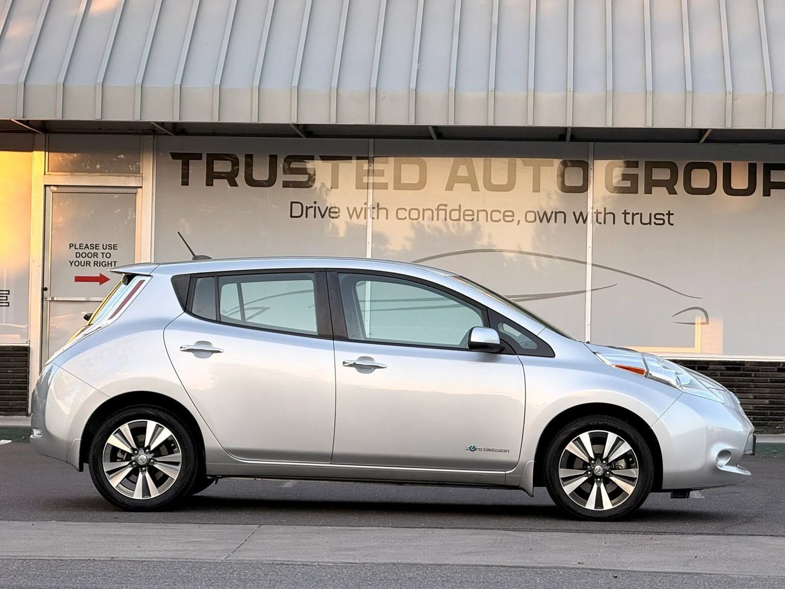 Used 2015 Nissan Leaf S w/ Charge Package FWD image 5