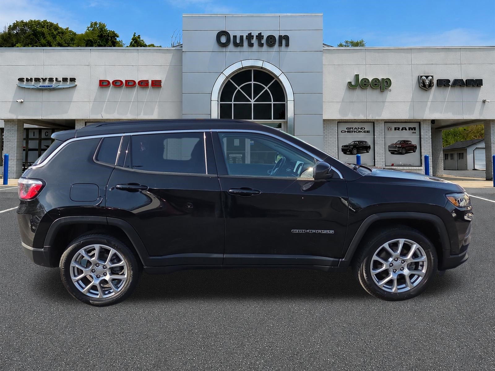 Certified 2022 Jeep Compass Latitude AWD/4WD image 2