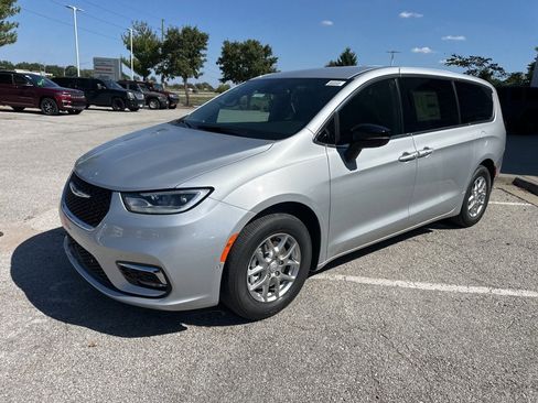 New 2026 Chrysler Pacifica Select image 13