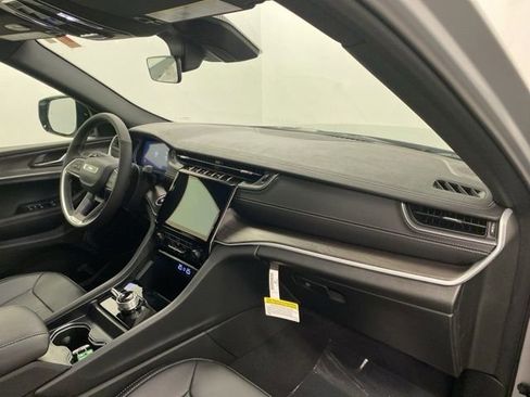 New 2025 Jeep Grand Cherokee Limited image 24