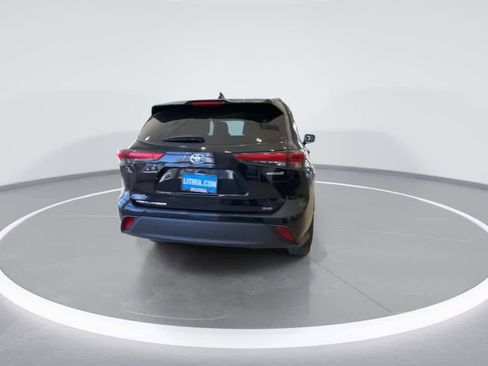 Used 2022 Toyota Highlander XLE AWD/4WD image 7