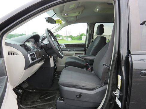 Used 2010 Dodge Grand Caravan SXT w/ Trailer Tow Group FWD image 24