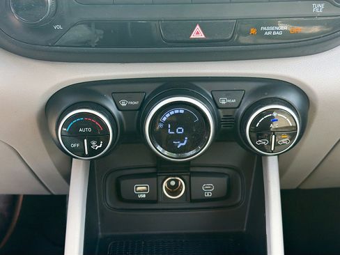 Used 2023 Hyundai Venue SEL image 27