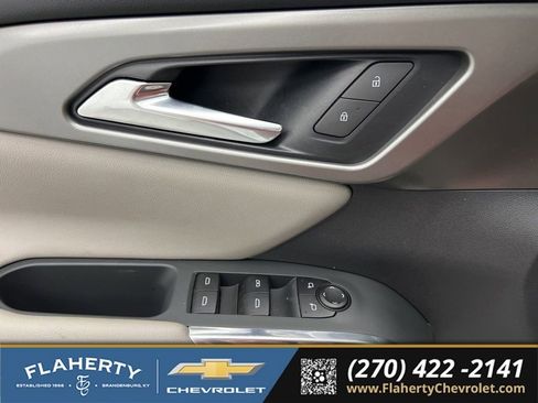 Used 2025 Chevrolet Traverse LT w/ Driver Confidence Package FWD image 21