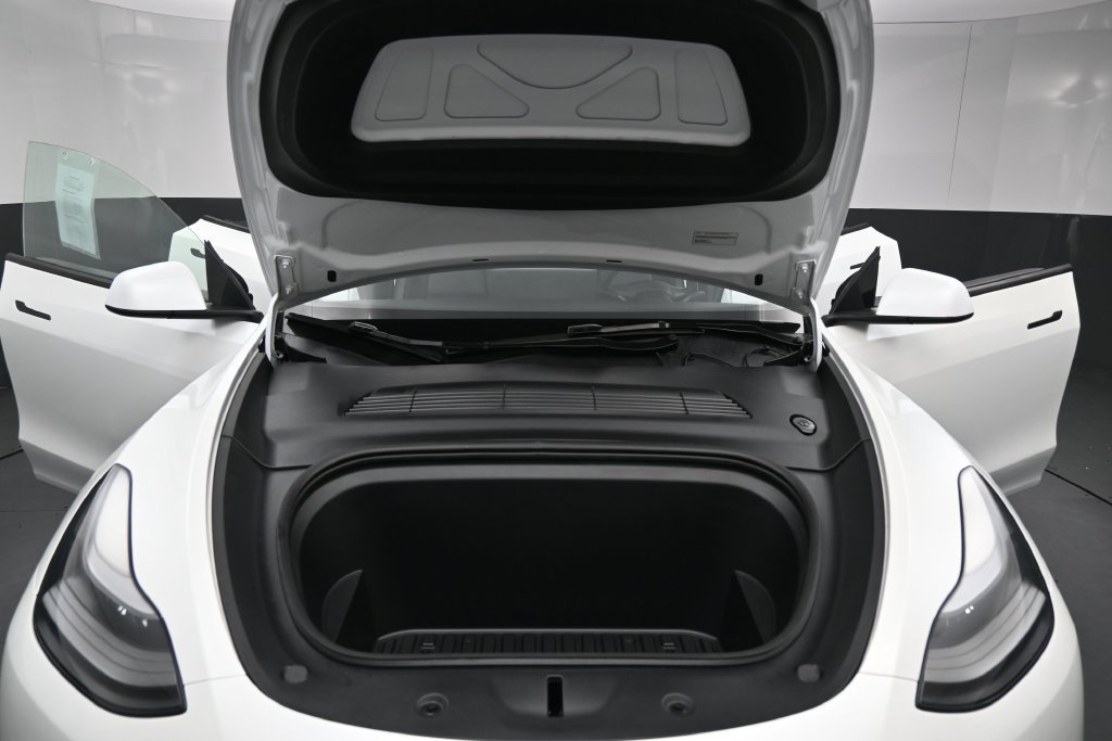 Used 2024 Tesla Model Y 2WD image 33
