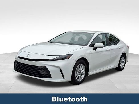 Used 2025 Toyota Camry LE image 4