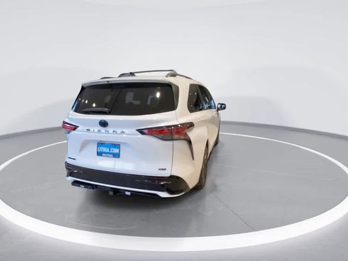 Used 2025 Toyota Sienna XSE w/ XSE Premium Package image 8