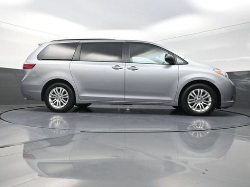 Used 2016 Toyota Sienna XLE FWD image 37