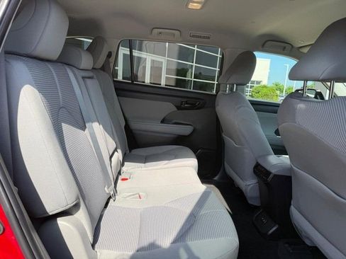 Used 2024 Toyota Highlander LE AWD/4WD image 12