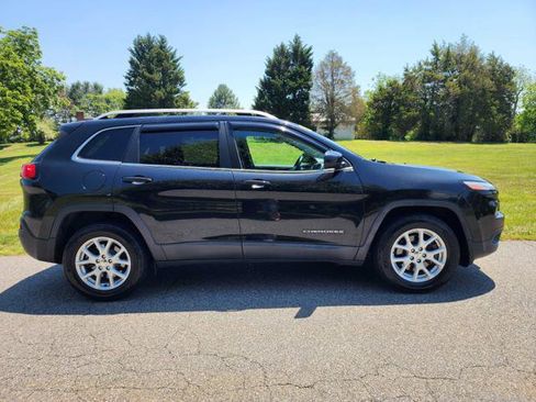 Used 2016 Jeep Cherokee Latitude w/ Cold Weather Group AWD/4WD image 5