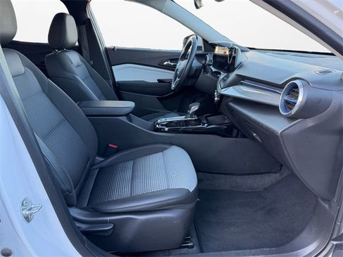 Used 2025 Chevrolet Trax LT w/ LT Convenience Package image 15