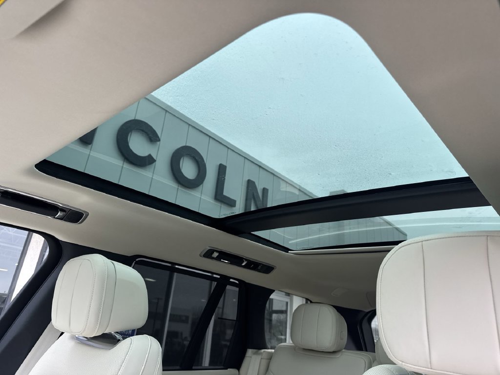 Used 2025 Land Rover Range Rover SE AWD/4WD image 16