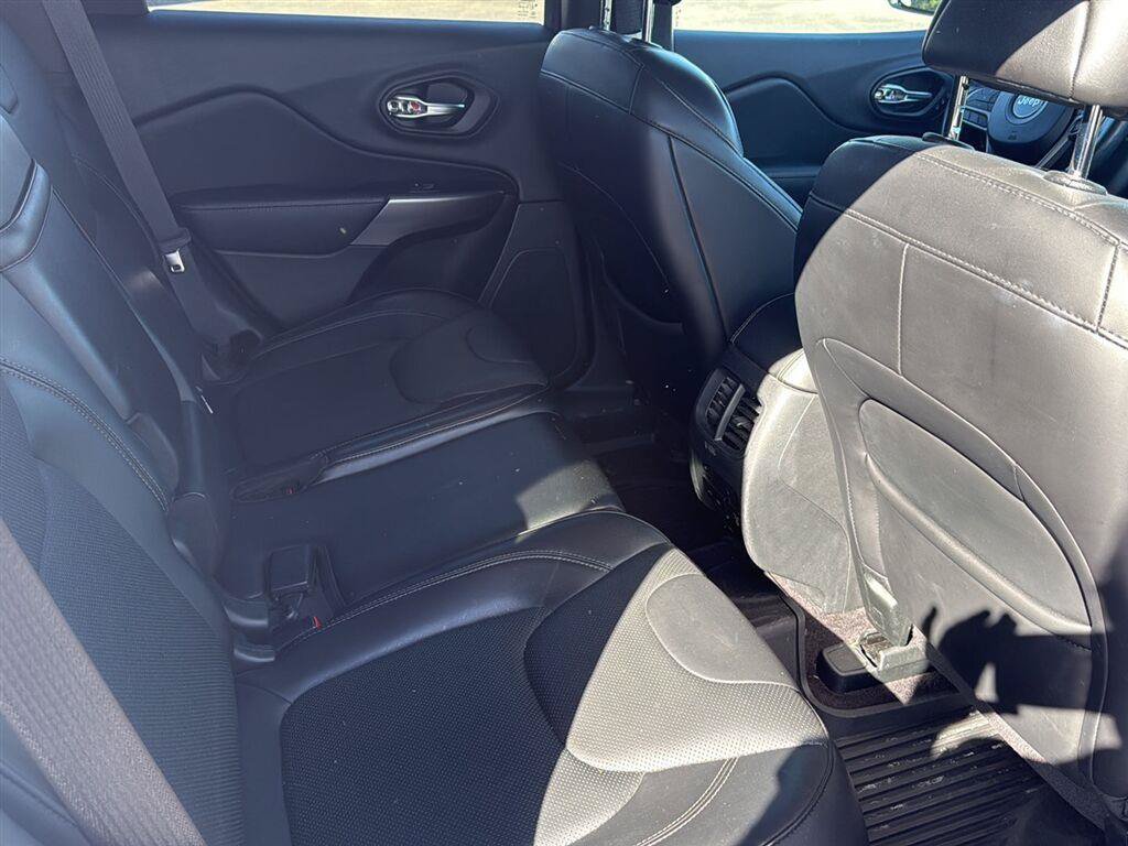 Used 2019 Jeep Cherokee Overland w/ Technology Group AWD/4WD image 10