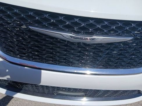 Used 2023 Chrysler Pacifica Touring-L FWD image 5