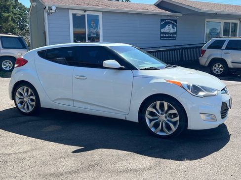 Used 2013 Hyundai Veloster w/ Style Pkg FWD image 8