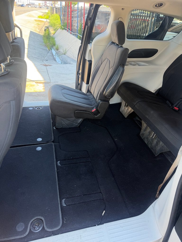 Used 2018 Chrysler Pacifica Touring FWD image 17