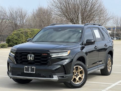 Used 2024 Honda Pilot TrailSport image 2